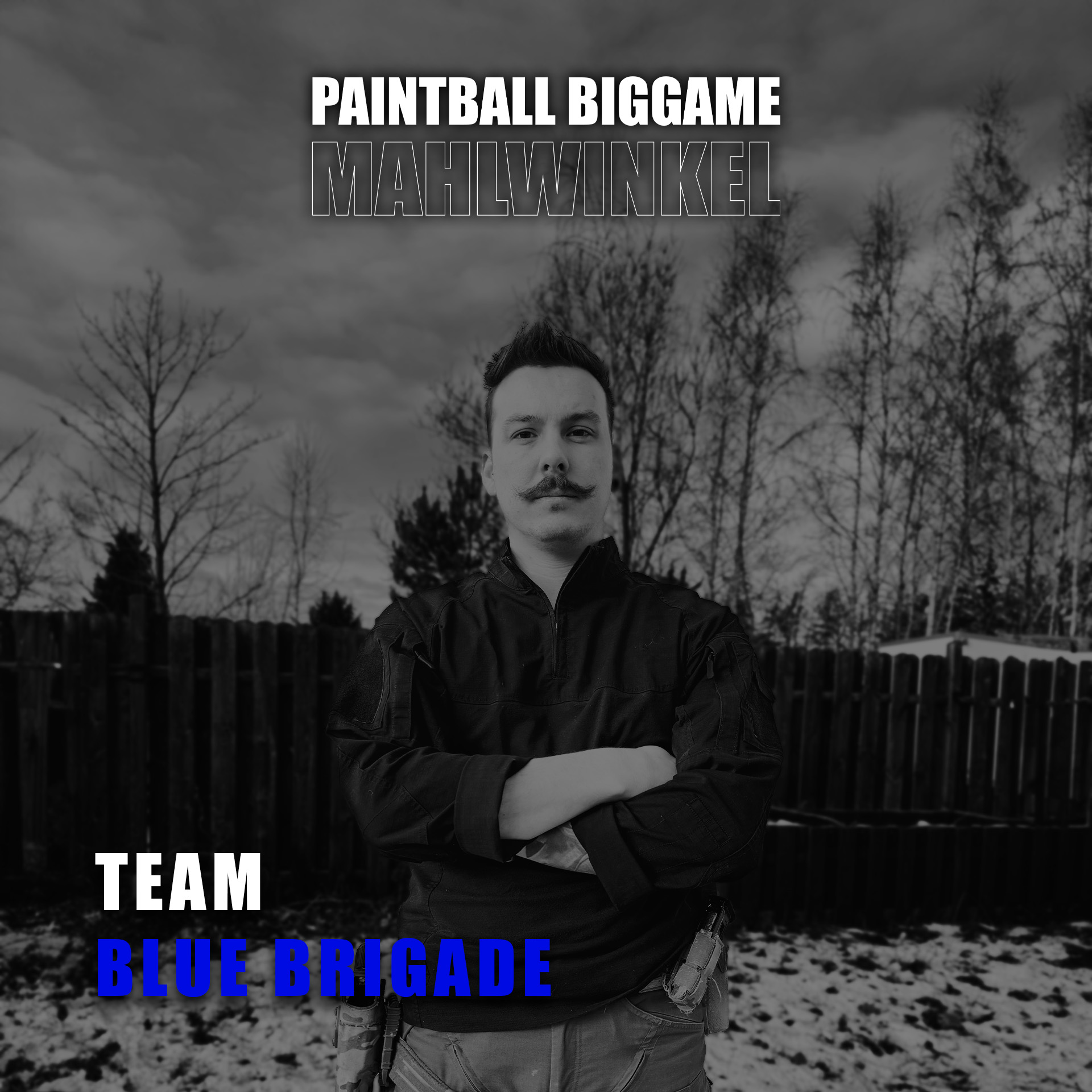 Person in taktischer Kleidung vor Holzzaun. Text: "Paintball BigGame Mahlwinkel, Team Blue Brigade".