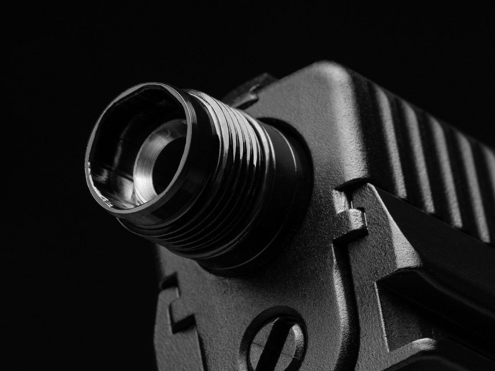 ASG B&T USW A1 black GBB CO² - ab 18 Jahren Nahaufnahme einer Metall-Mündung eines Airsoft-Pistolenlaufs mit Gewinde, schwarzer Hintergrund.