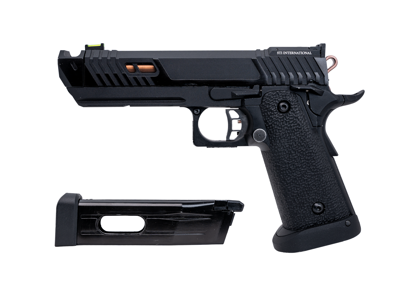 Airsoft-Pistole mit taktischem Schlitten und abgenommenem Magazin, seitliche Ansicht.