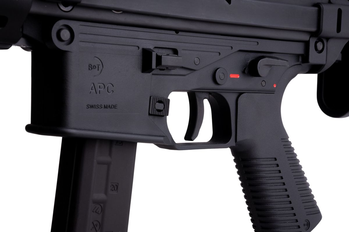 Nahaufnahme des APC-Body-Airsoft-Gewehrs mit Abzugsgriff und Magazin.