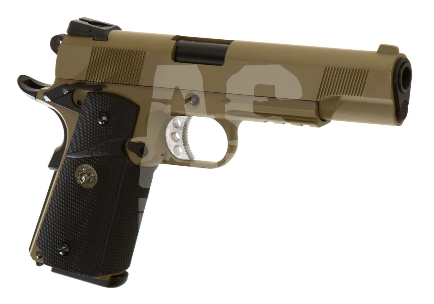 Tan-farbene Airsoft-Pistole mit schwarzem Griff und markanten Details, seitlich betrachtet.