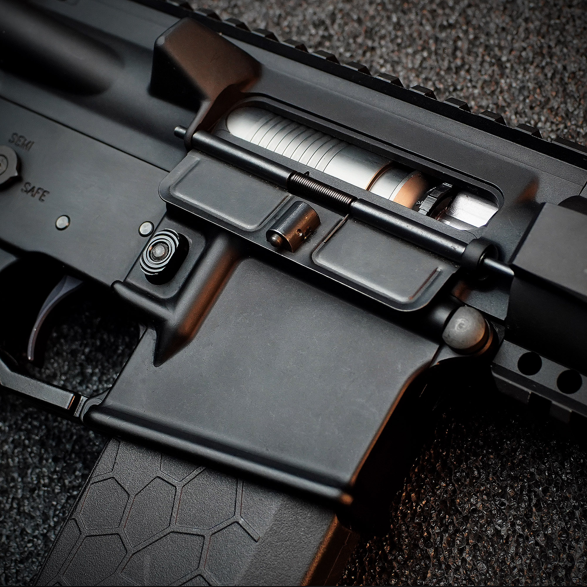 Wolverine Airsoft MTW Forged Series Gen 3 Semi-Only 10" - ab 18 Jahren Nahaufnahme eines Airsoft-Gewehrs mit sichtbarem Inneren des Verschlusses, Detail des Griffstücks und Magazins.