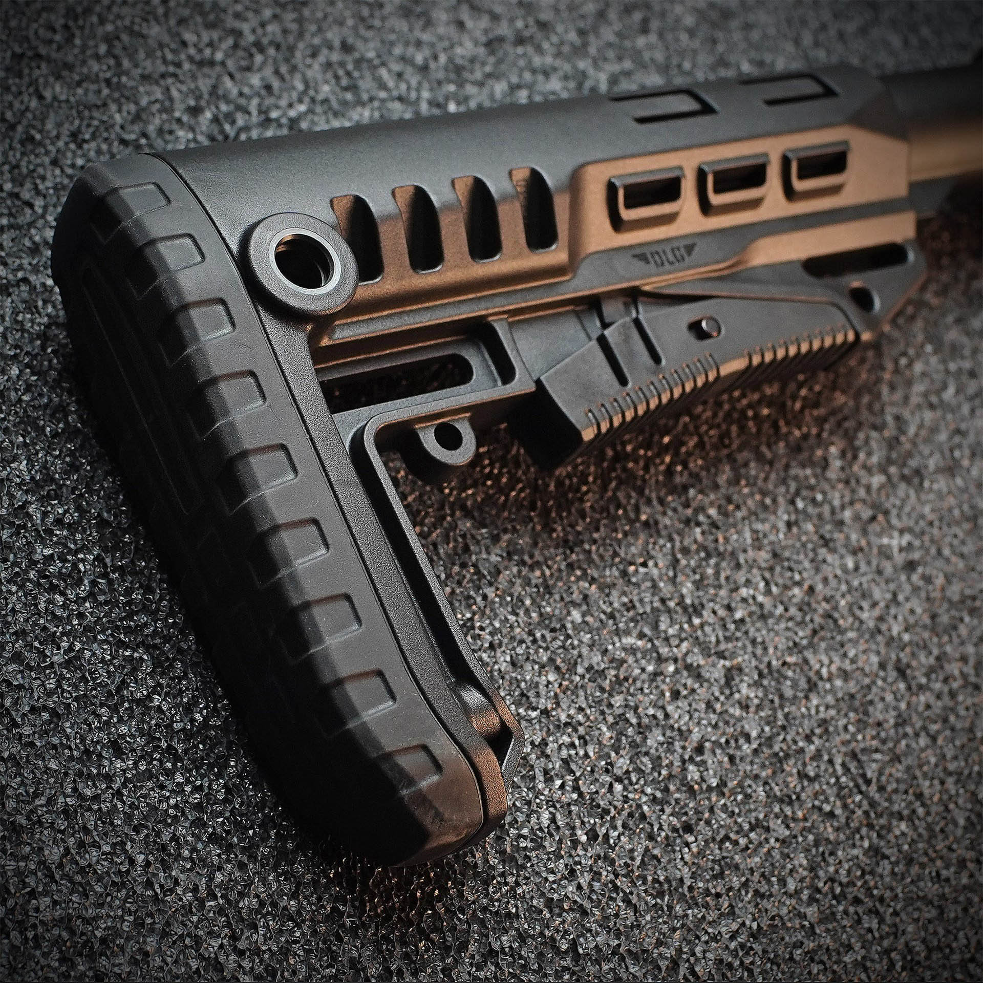 Wolverine Airsoft MTW Forged Series Gen 3 Semi-Only 10" - ab 18 Jahren Schwarze taktische Airsoft-Schulterstütze auf texturierter Oberfläche.