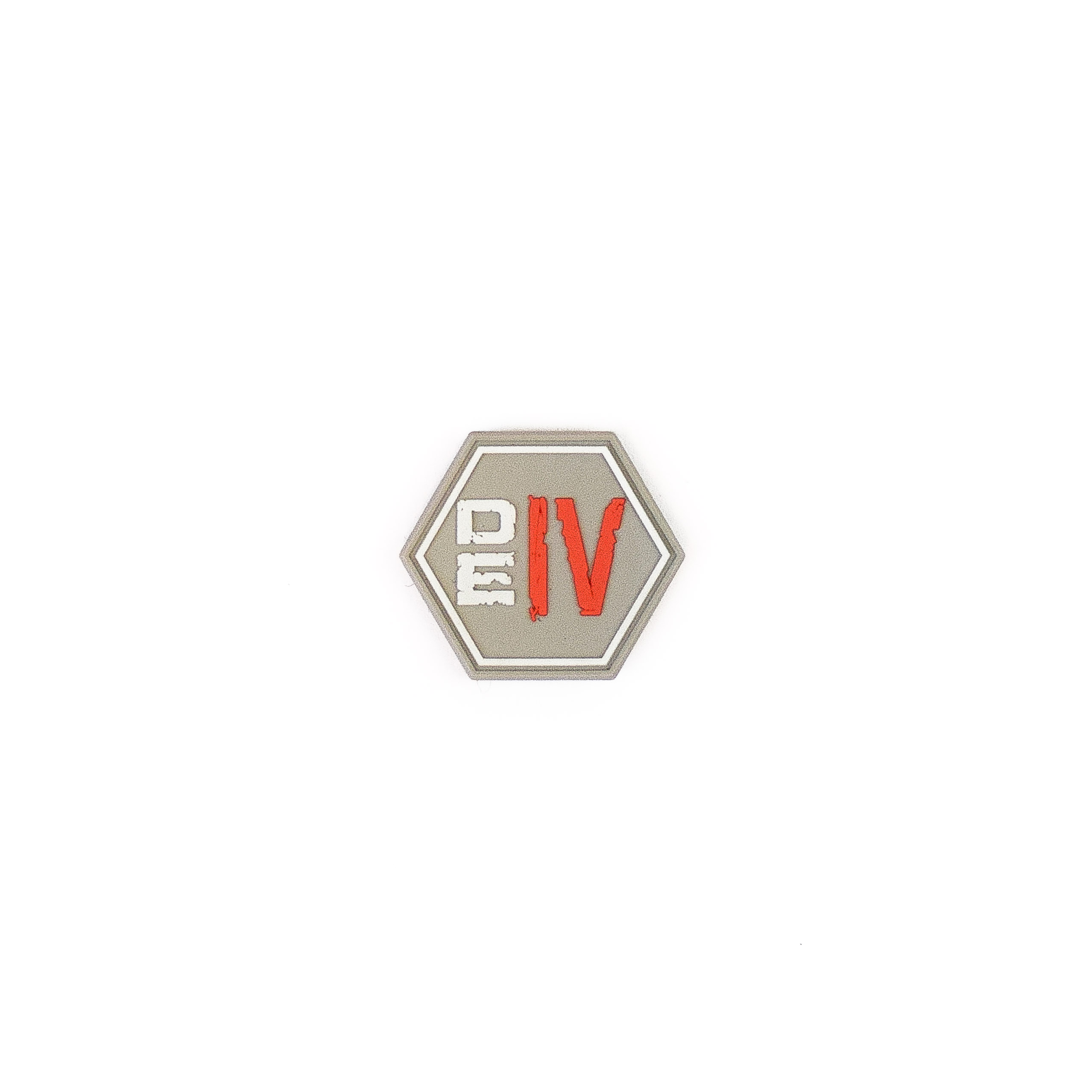 Hexagonale Airsoft-Patch mit "DE IV" in Rot und Weiß auf grauem Hintergrund.