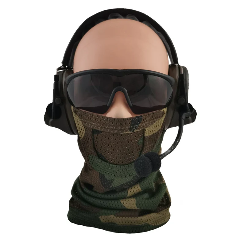 Airsoft-Maske in Tarnoptik mit Headset und Schutzbrille auf Schaufensterpuppe.