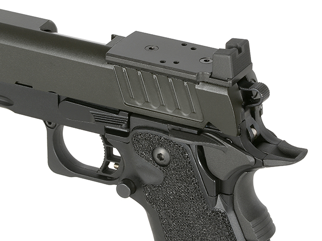 Nahaufnahme einer Airsoft-Pistole mit montiertem oberen Schlitten und strukturierter Griffoberfläche.