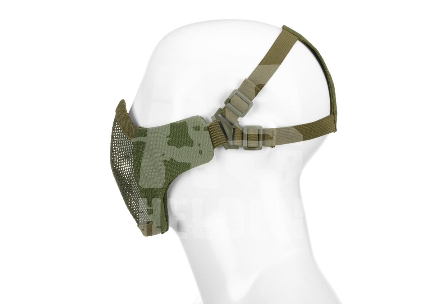 Tarnfarbene Airsoft-Gesichtsmaske mit verstellbarem Riemen, aus Mesh-Material auf weißem Hintergrund gezeigt.