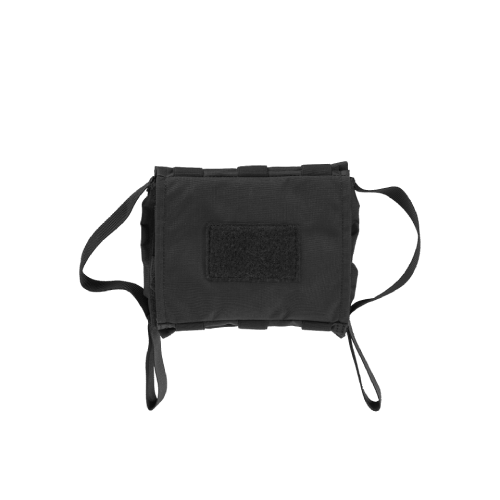 Schwarze Airsoft-Tasche mit Klettfläche, seitlichen Gurten und MOLLE-kompatibel.