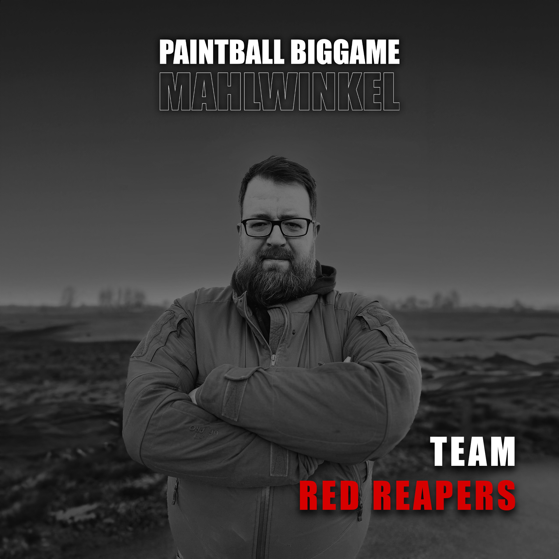 Porträt eines Mannes mit Brille im Freien. Text: "Paintball Biggame Mahlwinkel, Team Red Reapers". Schwarz-weiß-Bild.