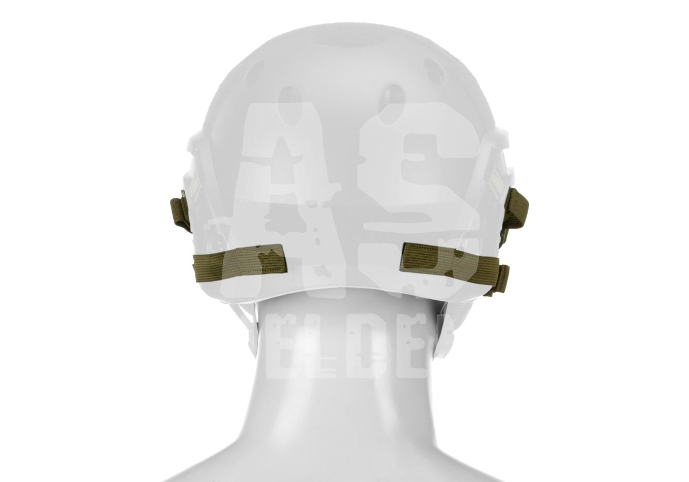 Rückansicht eines weißen Airsoft-Helms mit grünen Riemen auf einem Modellkopf.