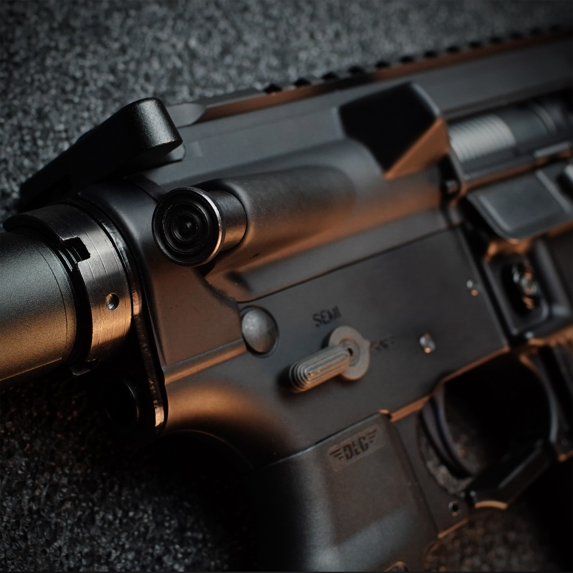 Wolverine Airsoft MTW Forged Series Gen 3 Semi-Only 10" - ab 18 Jahren Nahaufnahme einer Airsoft-Gewehr-Receiver- und Abzugseinheit in mattem Schwarz auf dunklem Hintergrund.