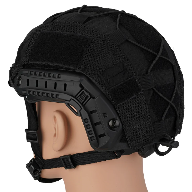 Taktischer schwarzer Airsoft-Helm auf Schaufensterpuppe seitlich, verstellbare Gurte und Zubehörschiene.