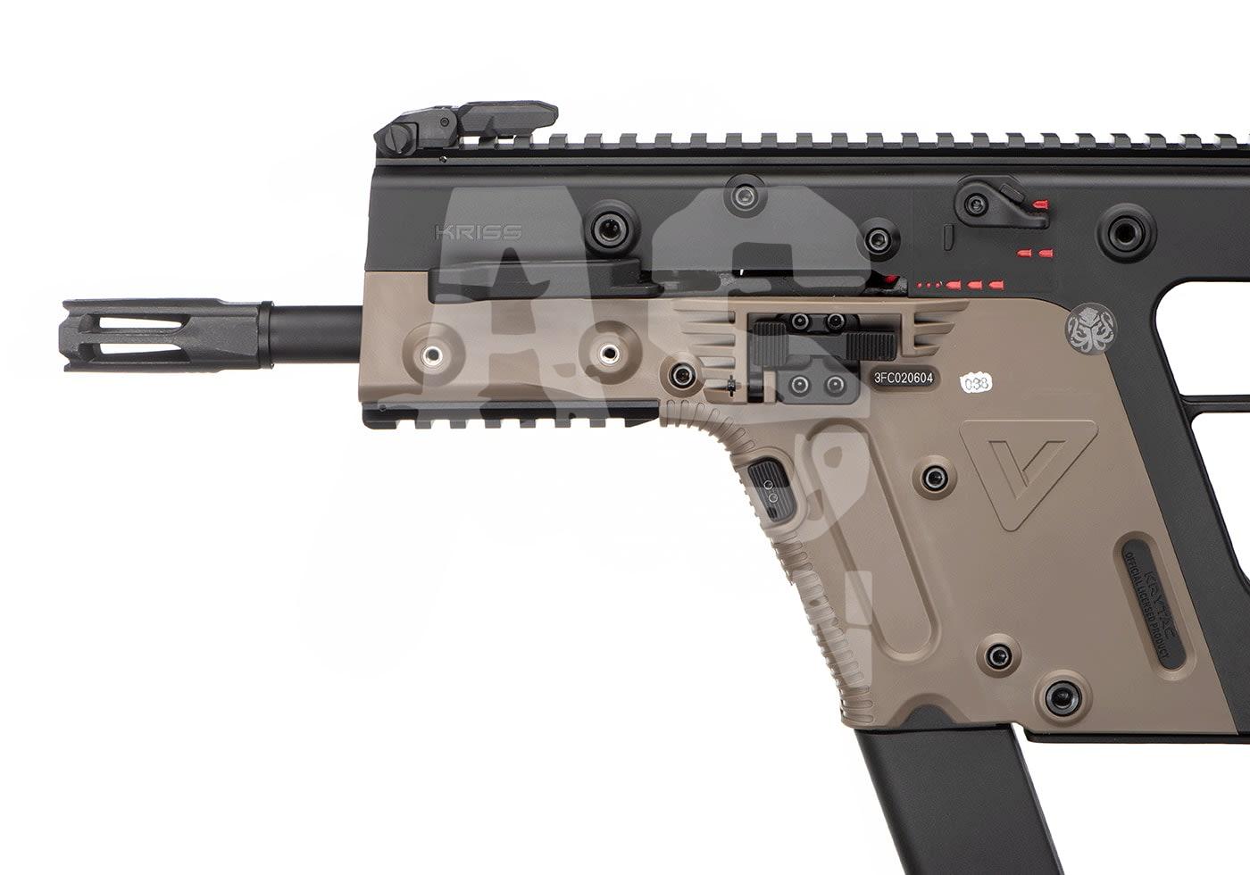 Airsoftgewehr Kriss Vector, halbnah, tan-schwarz, mit taktischen Details und Schienen.