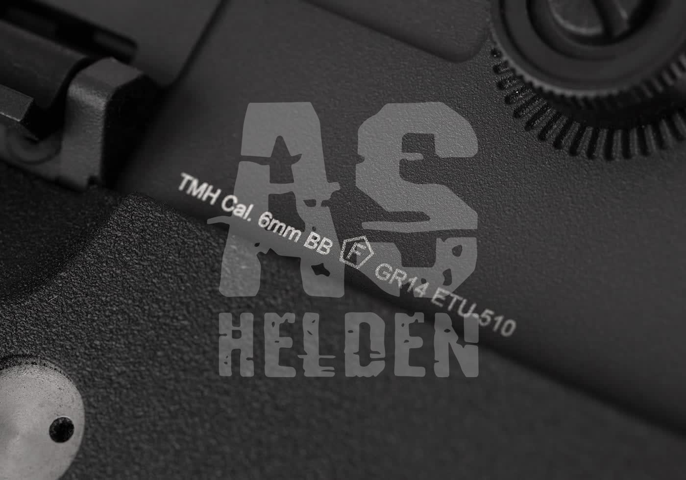 Nahaufnahme einer Airsoft-Waffe mit Gravur "TMH Cal. 6mm BB GR14 ETU-510" und Airsoft Helden Logo.