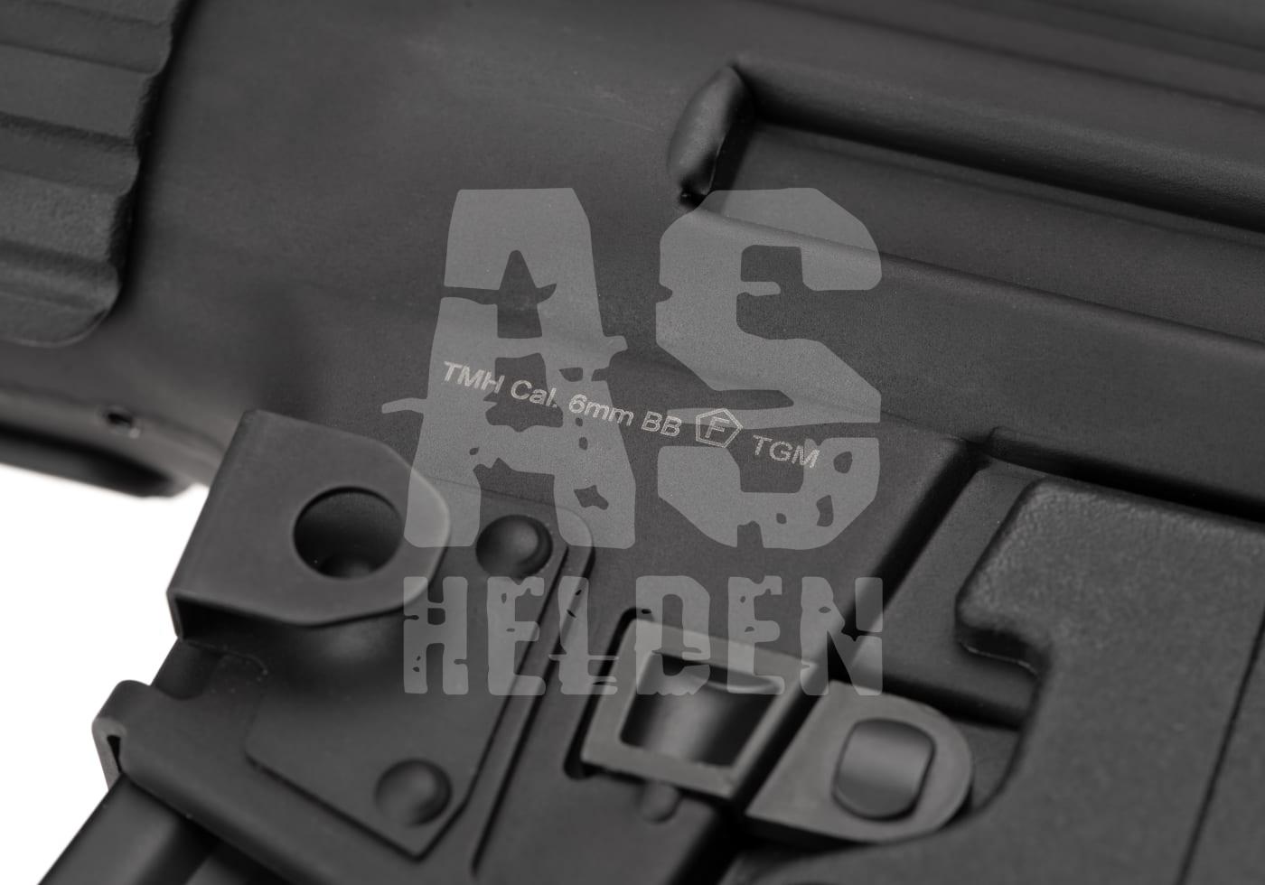 Detail einer Airsoft-Waffe mit Gravur "TMH Cal. 6mm BB F".