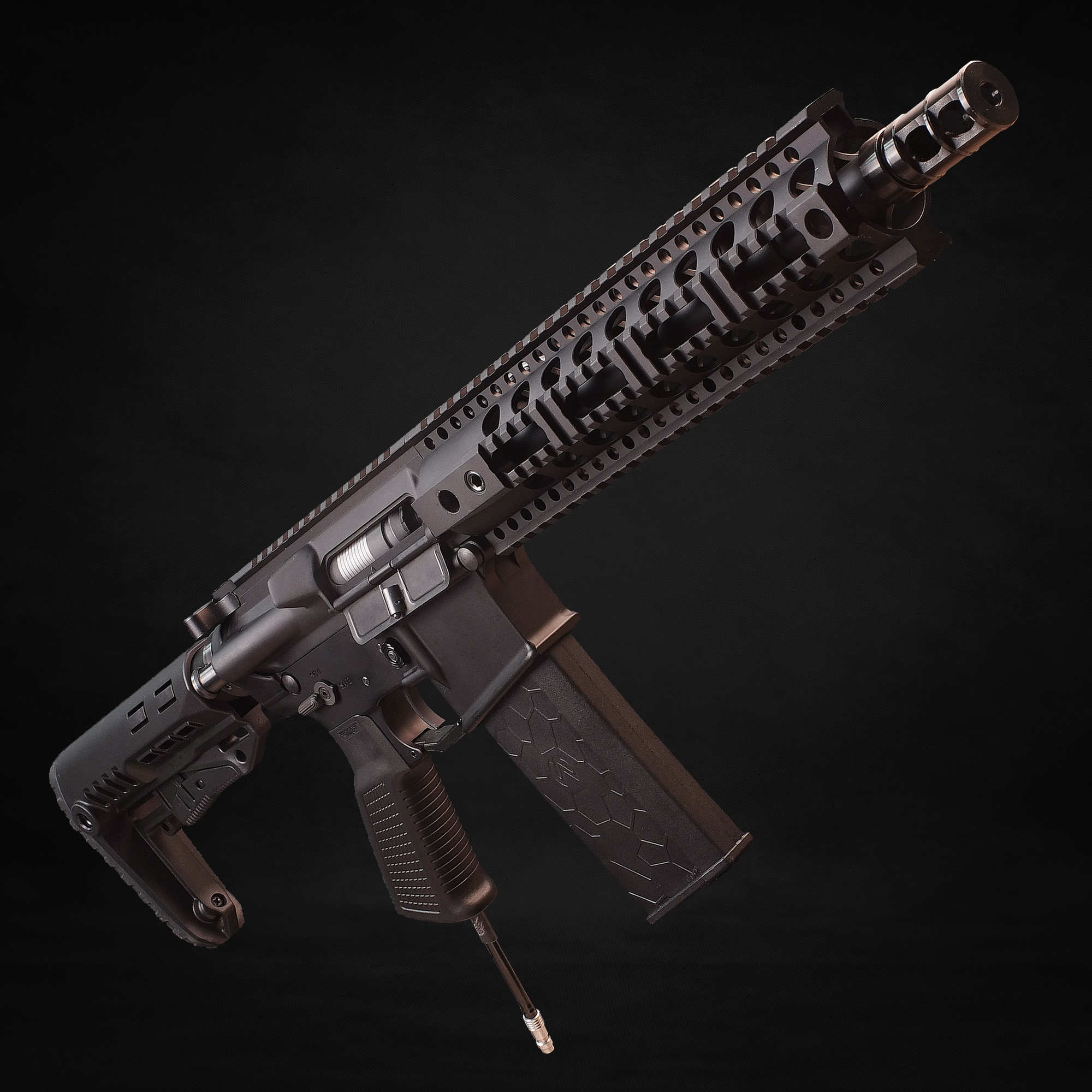 Wolverine Airsoft MTW Forged Series Gen 3 Semi-Only 10" - ab 18 Jahren Schwarzes Airsoft-Gewehr mit taktischem Handguard und Magazin vor dunklem Hintergrund.