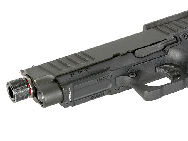 Airsoft-Pistole, Nahaufnahme des Laufes mit rotem Innengewinde und eingelassenen Markierungen auf dem Verschluss.