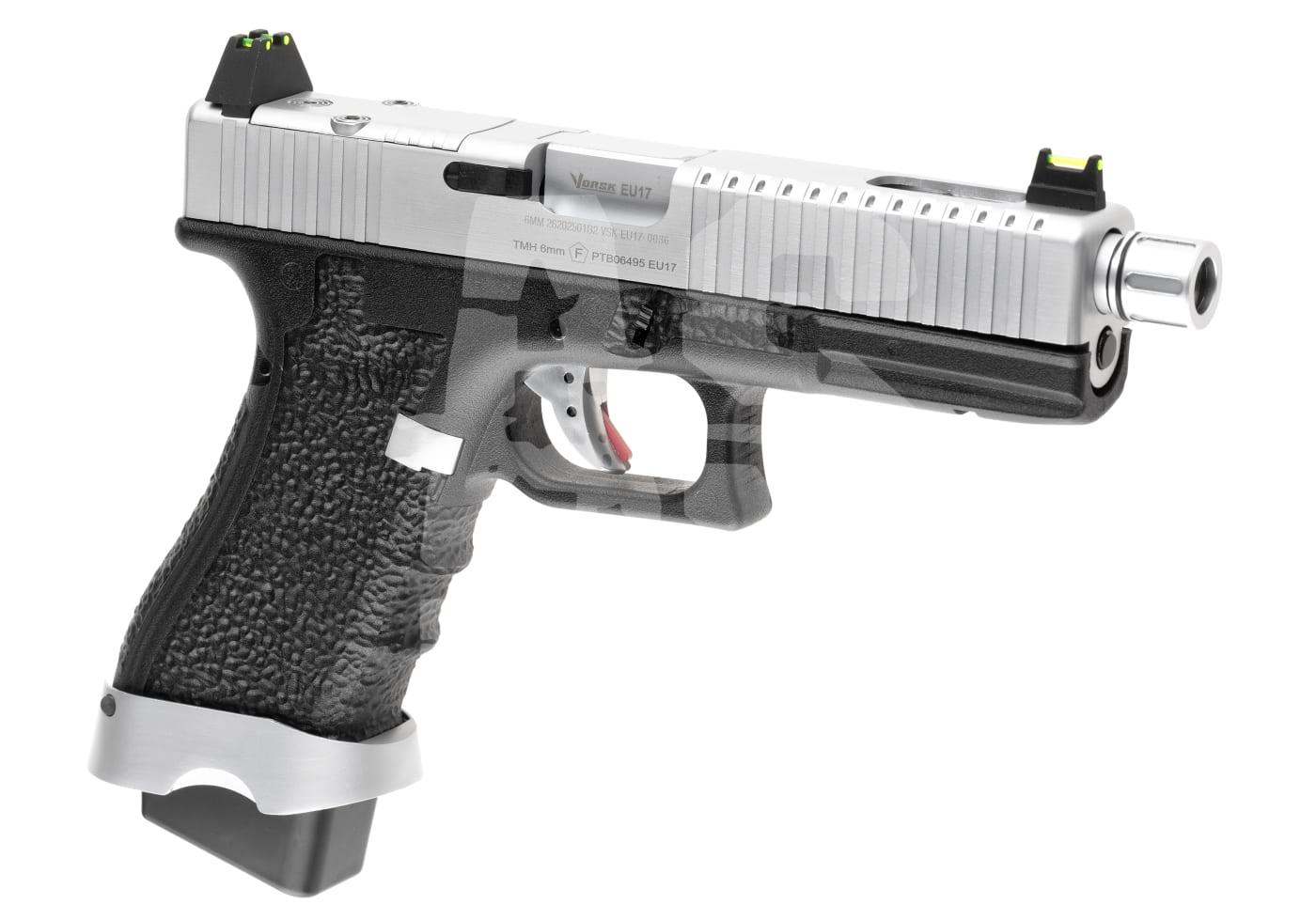 Vorsk EU17 GBB - ab 18 Jahren Silber-schwarze Airsoft-Pistole mit strukturiertem Griff und Zielfernrohr.