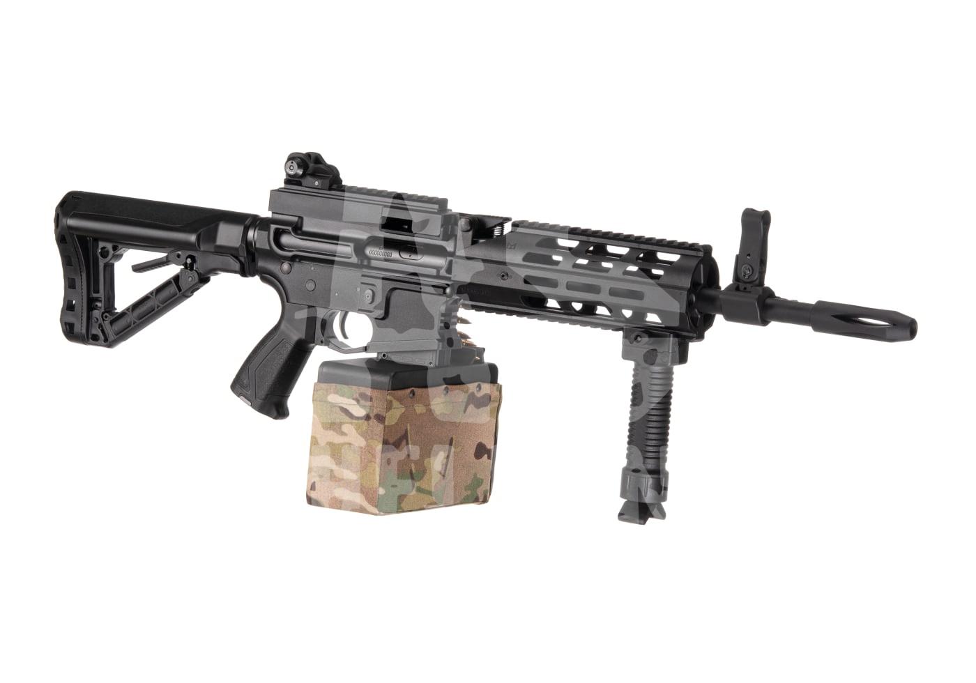 Airsoft M4-Replika mit Tarnmagazin und Zweibeinvisier, ideal für taktisches Gameplay.