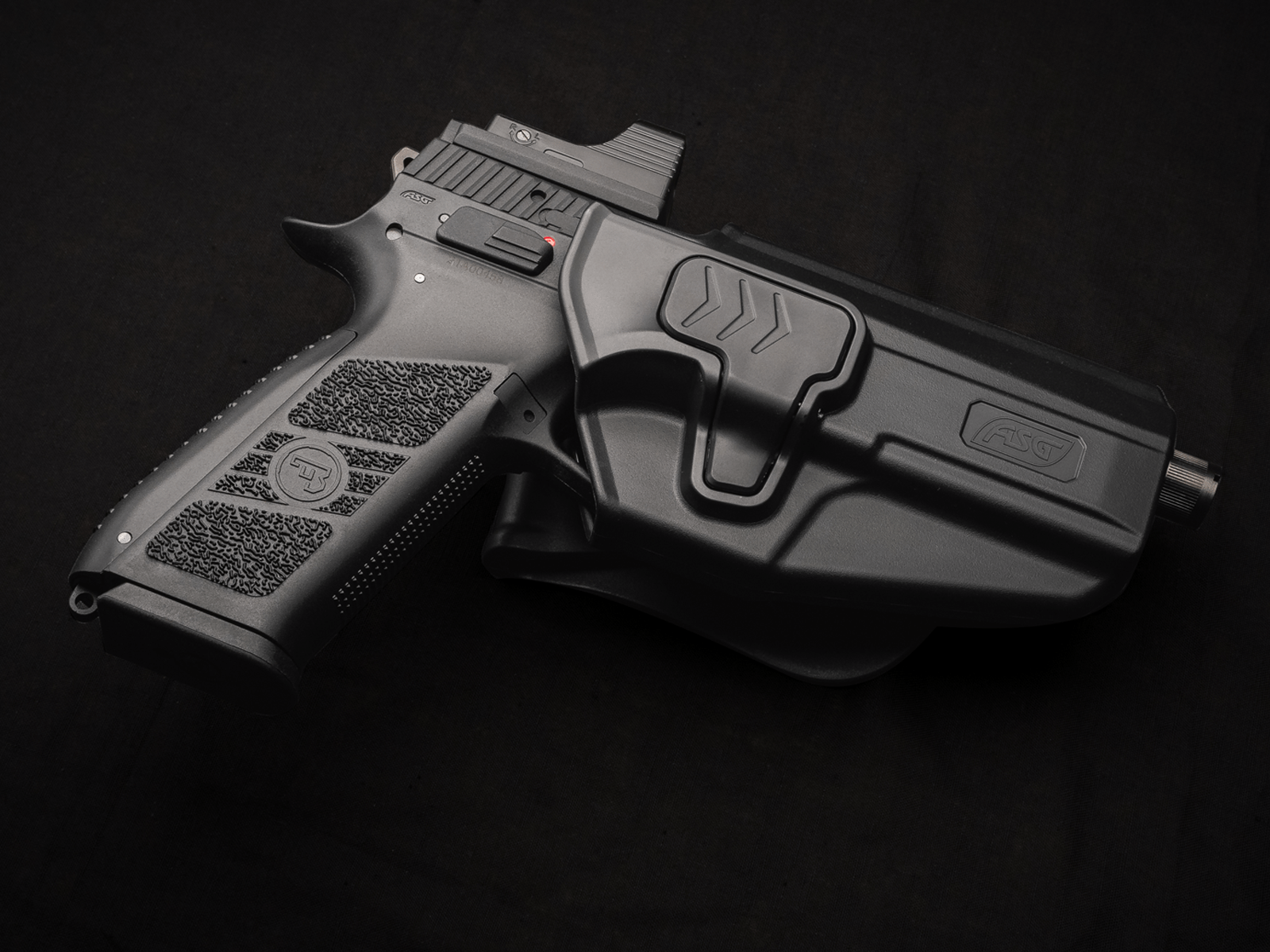 Schwarze Airsoft-Pistole im Holster vor dunklem Hintergrund, dezente Textur am Griff für besseren Halt.