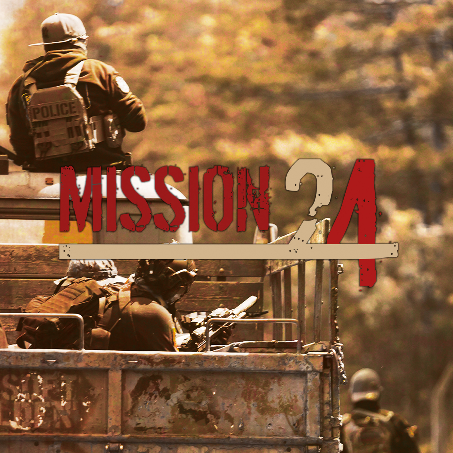 Airsoft-Spieler auf einem Fahrzeug, angelehntes "Mission 24"-Logo.