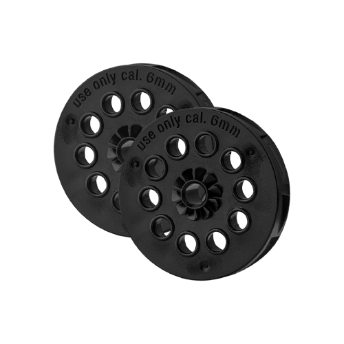 Zwei schwarze Airsoft-Magazintrommeln für 6 mm BBs, beschriftet mit "use only cal. 6mm".
