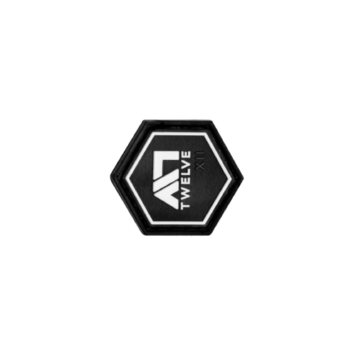 Schwarzer hexagonaler Patch mit weißem "Twelve" und "XIII"-Logo für Airsoft-Ausrüstung.
