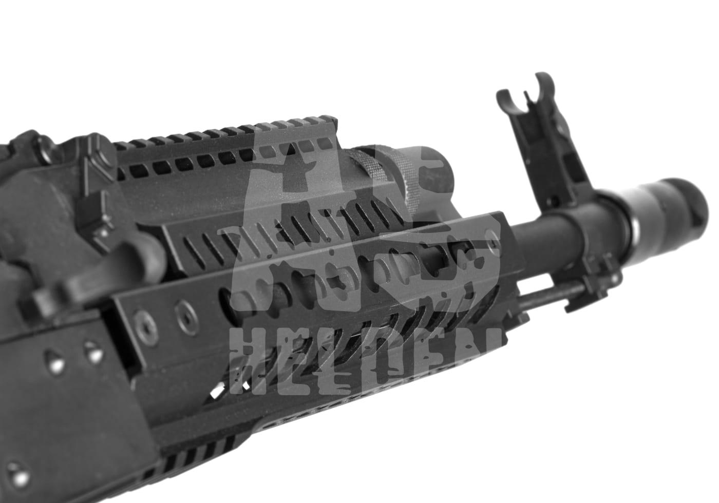 Detailaufnahme eines Airsoftgewehrs mit Keymod-Handschutz und Zielvisier, seitliche Perspektive.