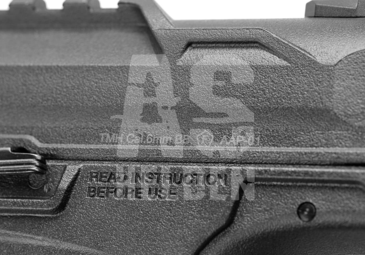 Nahaufnahme eines strukturierten Teils einer Airsoft-Waffe mit der Aufschrift "READ INSTRUCTION BEFORE USE".