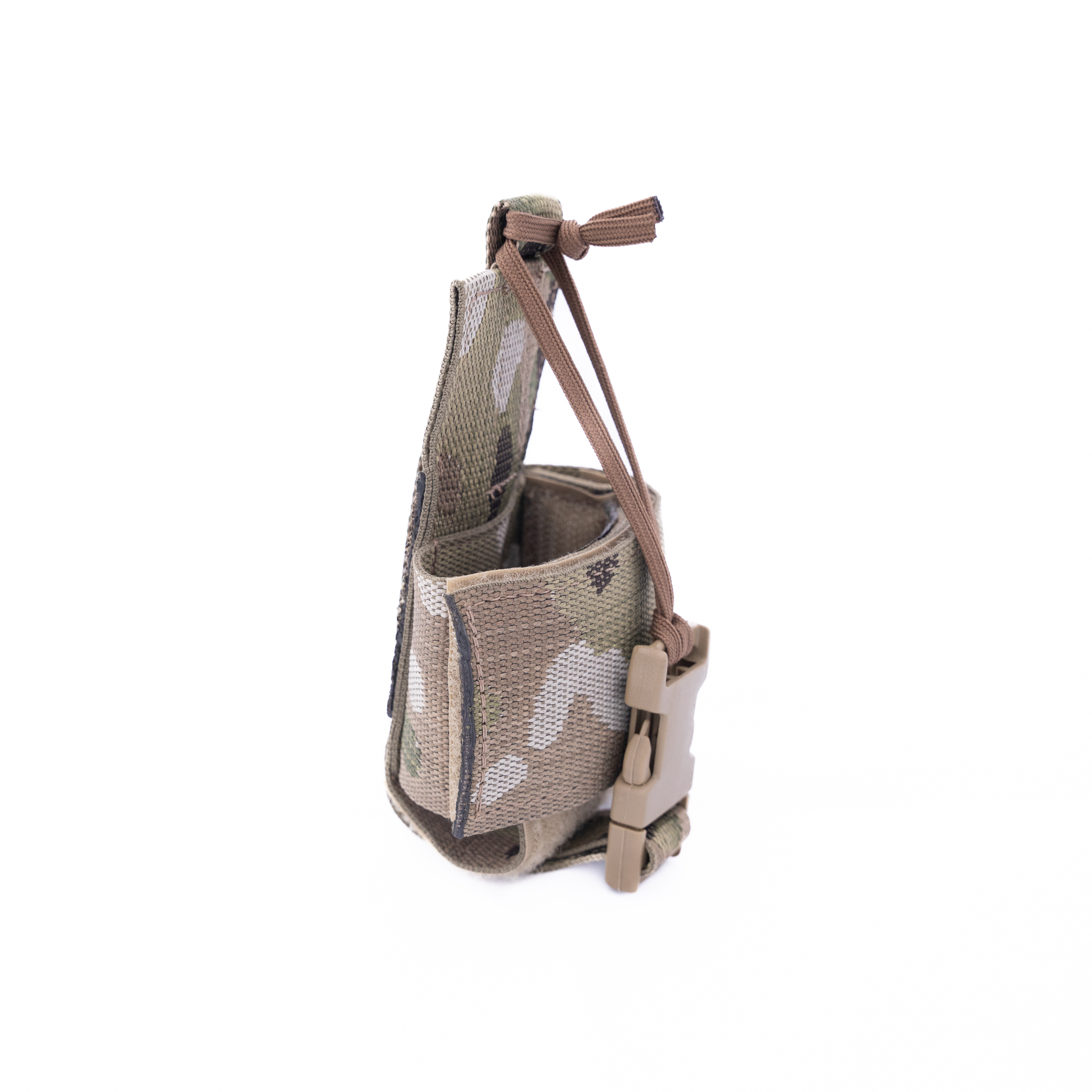 Funkgerätetasche klein PA017-2 Tarnfarbene Airsoft-Magazintasche mit Elastikbändern und Schnalle, seitlich betrachtet.