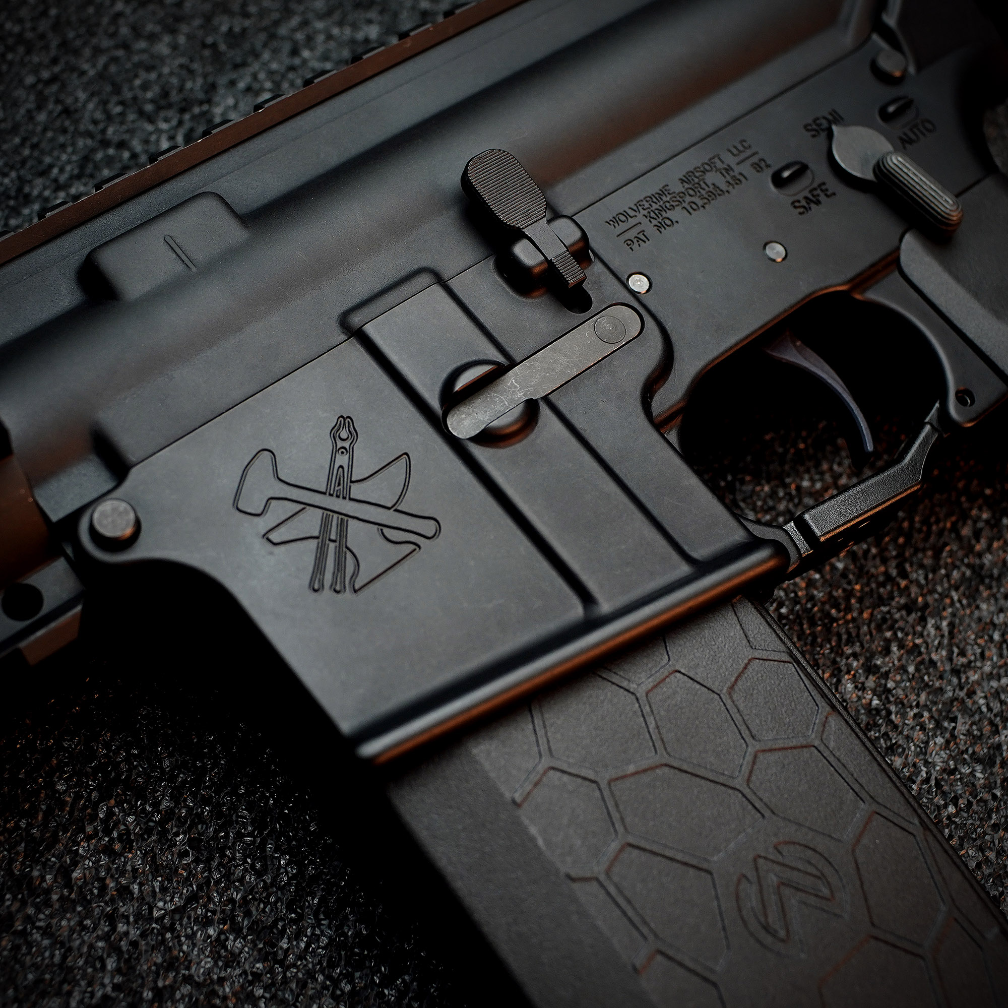 Wolverine Airsoft MTW Forged Series Gen 3 Semi-Only 10" - ab 18 Jahren Airsoft-Gewährdetail mit Logo und Magazin auf grauem Hintergrund.