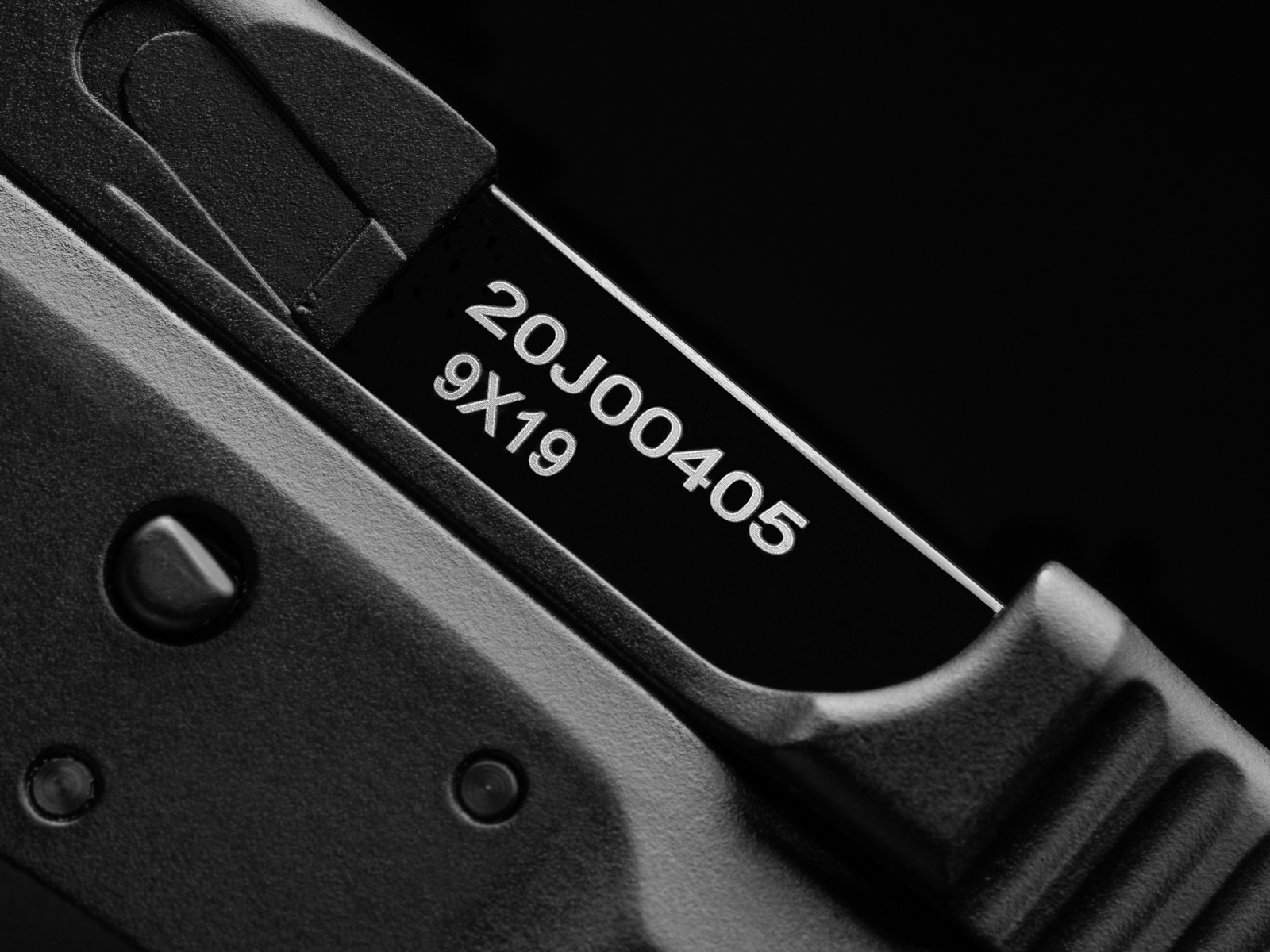 ASG B&T USW A1 black GBB CO² - ab 18 Jahren Nahaufnahme einer schwarzen Airsoft-Pistole mit Gravur "20J00405" und "9X19".