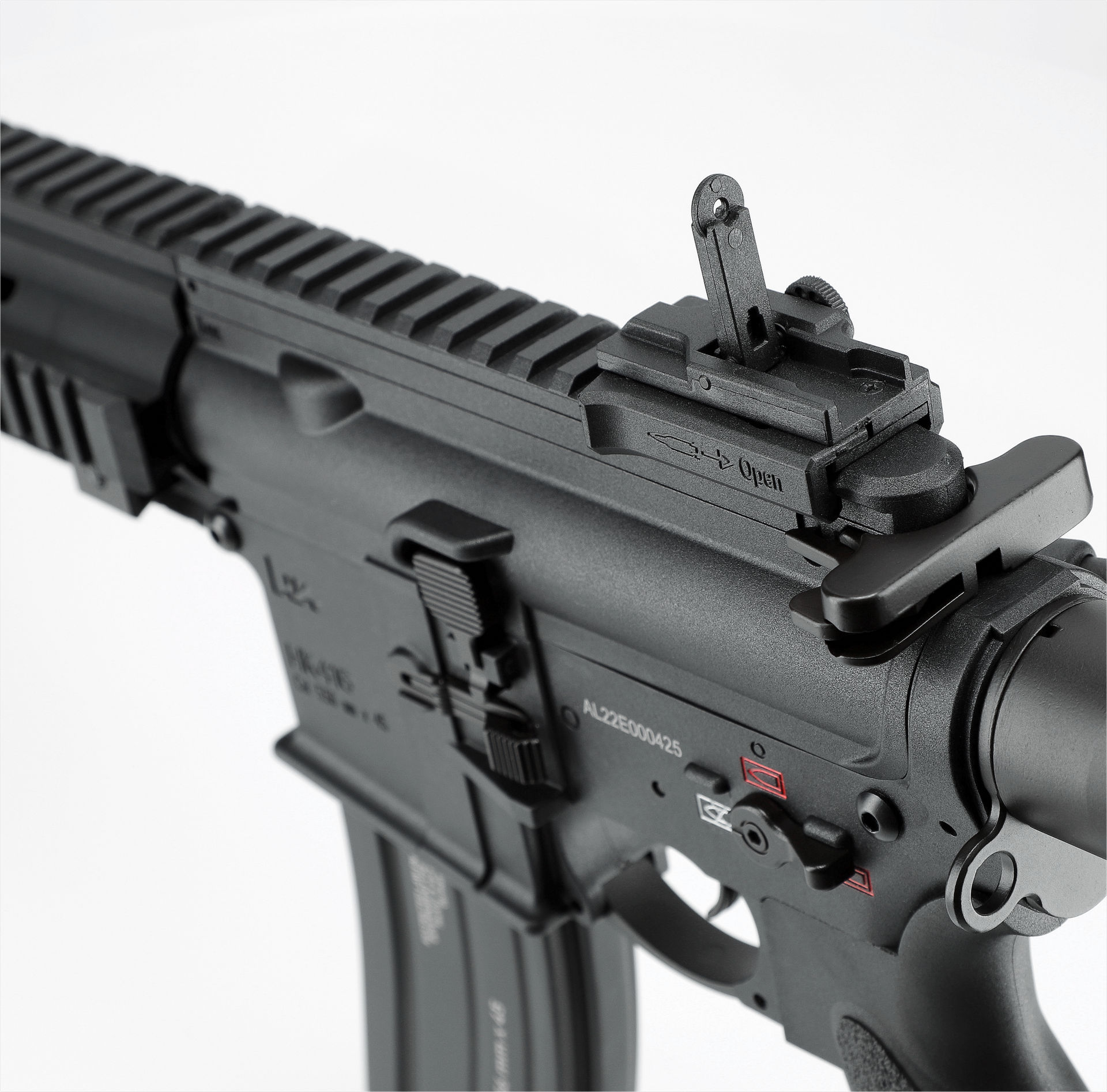 Nahaufnahme eines Airsoft-Gewehrs mit klappbarem Visier und Magazin in taktischem Design.