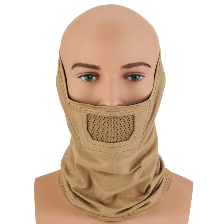 Kapuzenbund aus Stoff mit Atemschutz auf Schaufensterkopf, ideal für Airsoft-Einsätze.