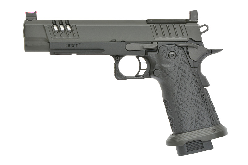 Schwarze Airsoft-Pistole mit strukturiertem Griff und Schlitten mit Lüftungsschlitzen, seitliche Ansicht.