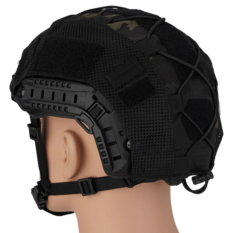 Schwarzer Airsoft-Helm mit Netzabdeckung und Kinnriemen auf Schaufensterpuppe, seitlich.