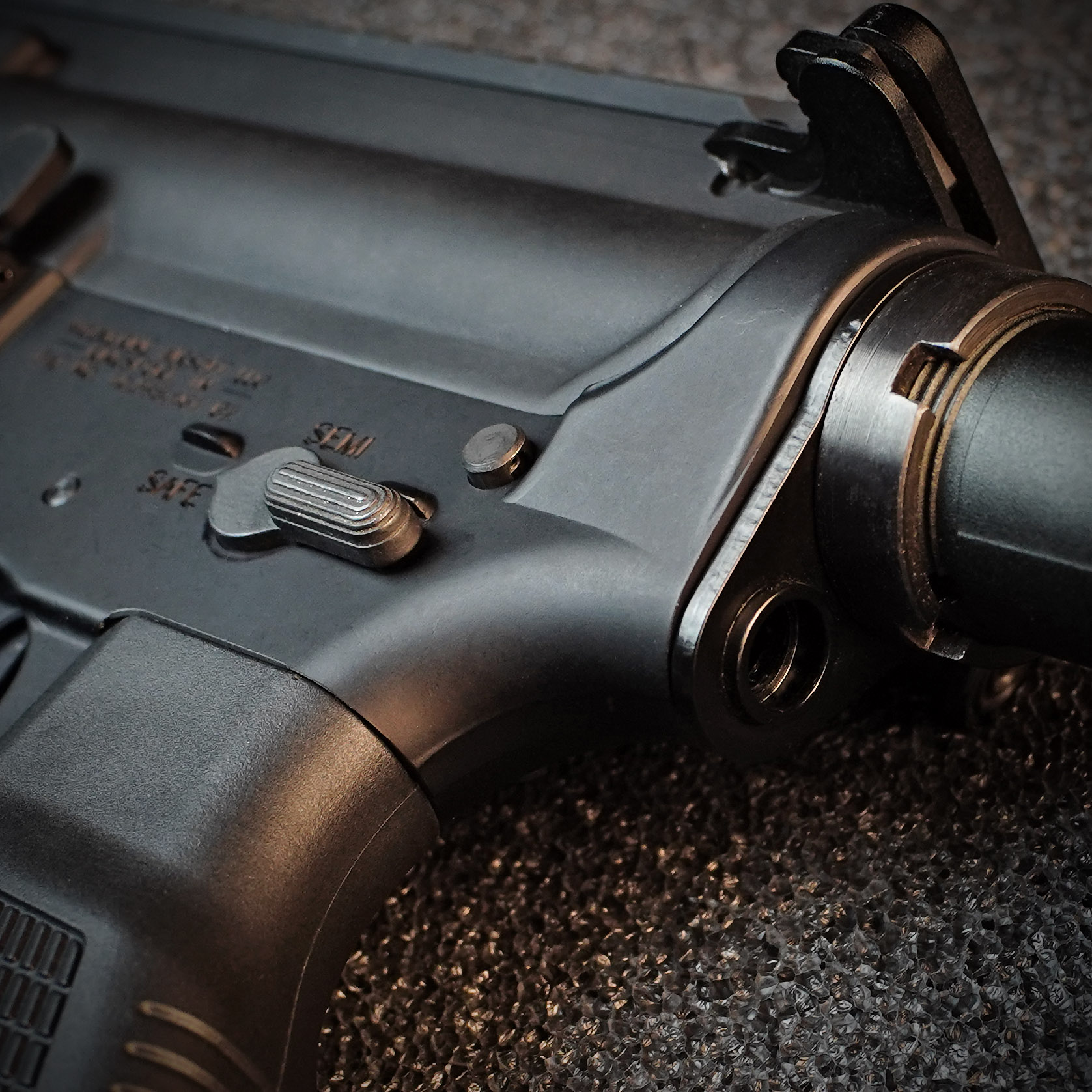 Wolverine Airsoft MTW Forged Series Gen 3 Semi-Only 10" - ab 18 Jahren Detailansicht des Feuerwahlhebels einer Airsoft-Waffe, Griff-Partie sichtbar.