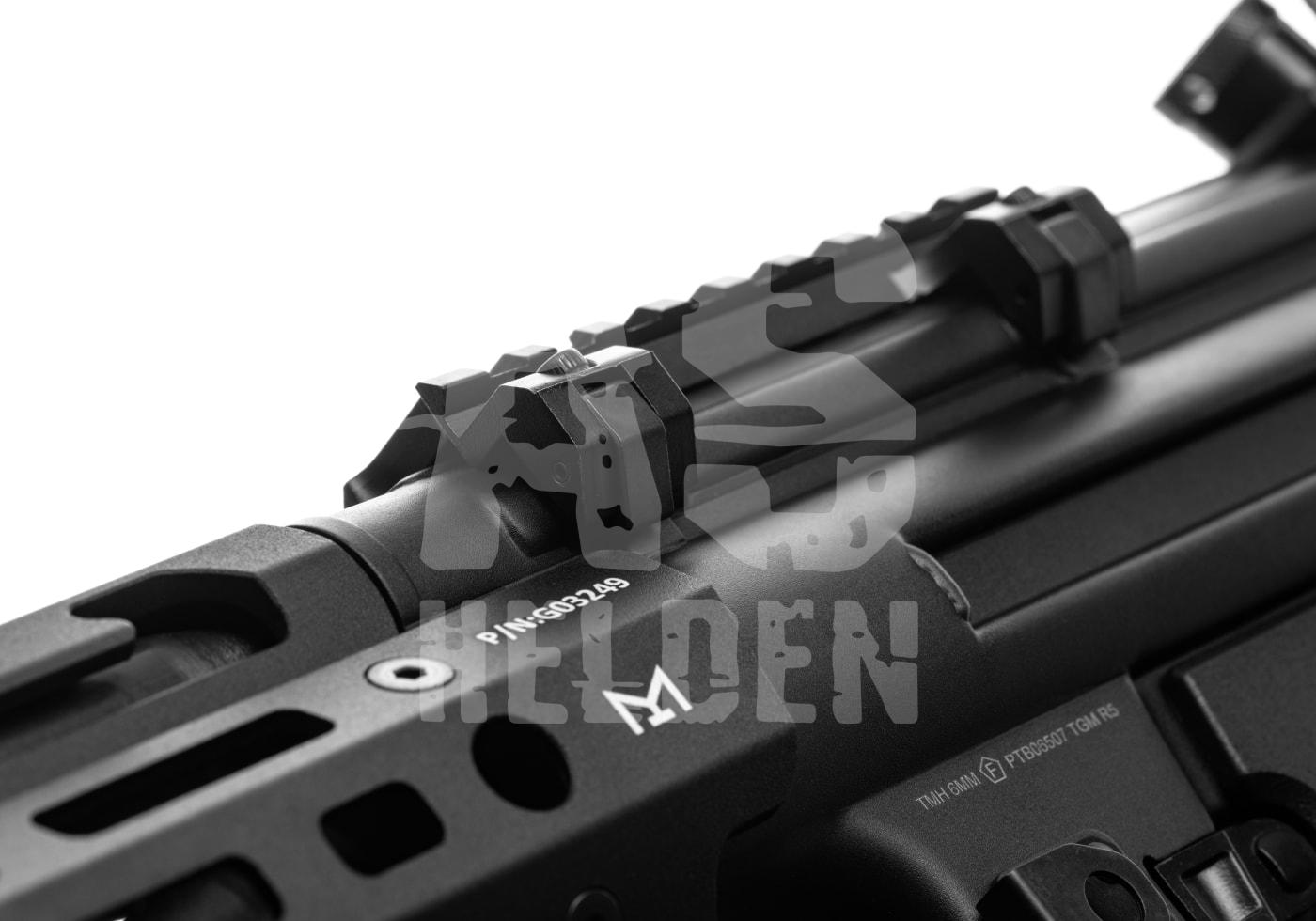 Nahaufnahme einer Airsoft-Waffe mit taktischer Schiene und Logo.