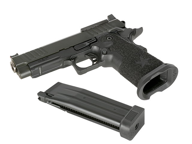 Airsoft-Pistole mit strukturiertem Griff und separatem Magazin auf weißem Hintergrund.