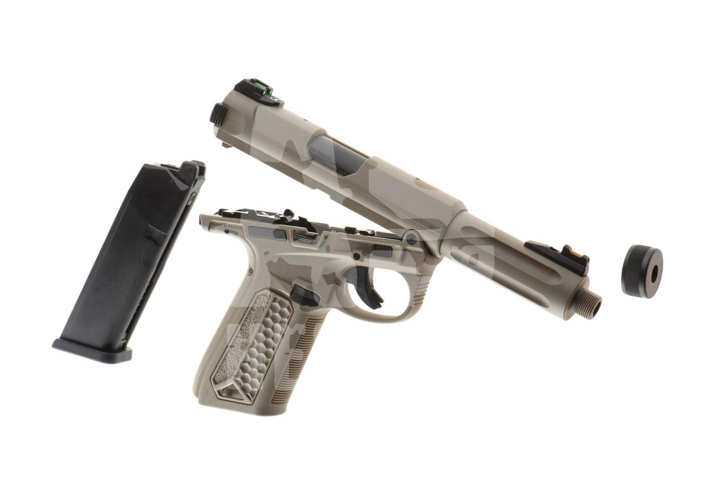 Action Army AAP01 GBB Semi Auto - ab 18 Jahren Zerlegte Airsoft-Pistole mit Magazin und Lauf in einem Sand-Camo-Design.